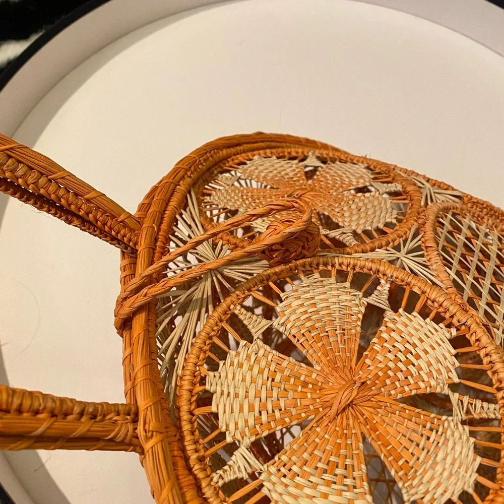 Hand woven round basket purse - Picture 4 of 7